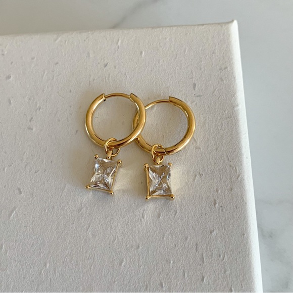 Dangle emerald earrings, dangle gemstone earrings,dangle cubic zirconia earrings - Picture 3 of 8